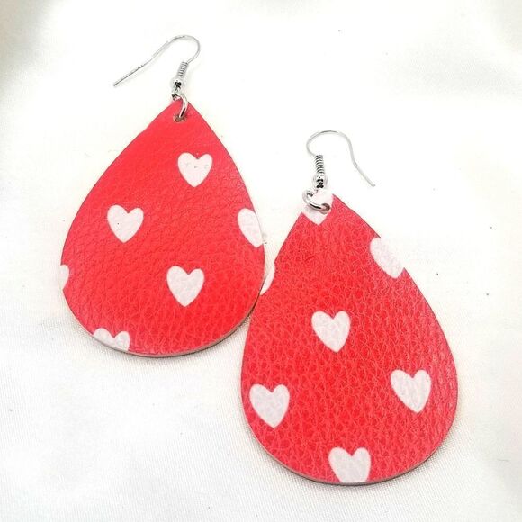 3/20❤Light weight fish Hook faux leather heart  Dangle earrings. - Picture 1 of 3